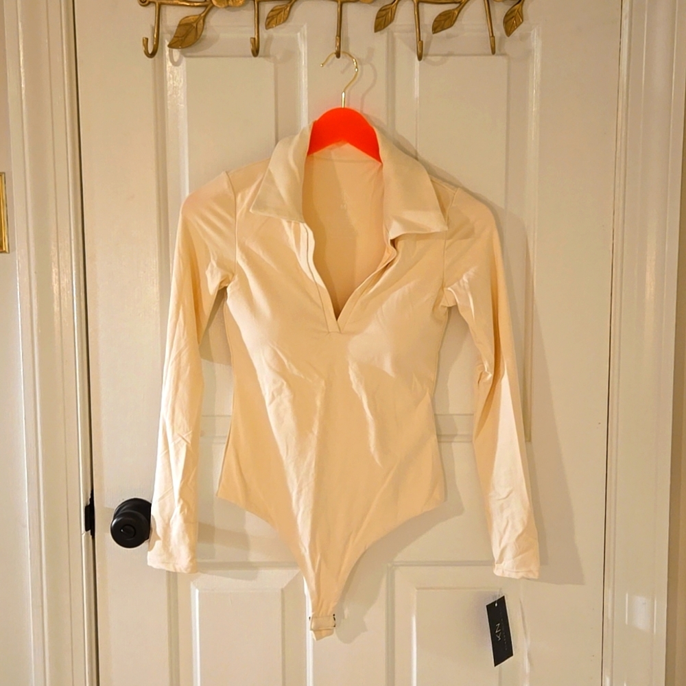 Klassy network v neck polo cream - size M , NWT